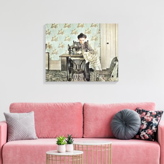 Vrouw van 1890 bij naaimachine Foto geblindeerd Canvas Afdruk (Insitu (Woonkamer))