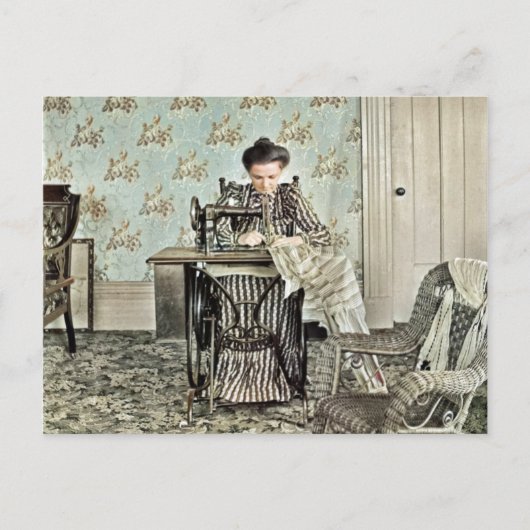 Vrouw van 1890 bij naaimachine Foto geblindeerd Feestdagenkaart (Voorkant)