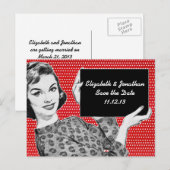 Vrouw van 1950 met een Teken sparen de Datum Aankondigingskaart (Voorkant / Achterkant)