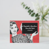 Vrouw van 1950 met een Teken sparen de Datum Aankondigingskaart (Staand voorkant)