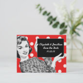 Vrouw van 1950 met een Teken sparen de Datum Aankondigingskaart (Staand voorkant)