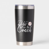 Vrouw van honkbalcoach heeft voorrang op de coach geïsoleerde drinkbeker (Achterkant)