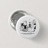 Vrouw verbergt tv-afstandsbediening. Funny Button  (Voorkant /achterkant)