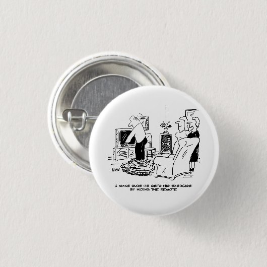 Vrouw verbergt tv-afstandsbediening. Funny Button  (Voorkant /achterkant)