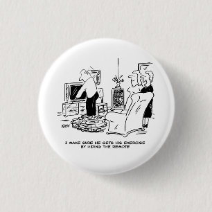 Vrouw verbergt tv-afstandsbediening. Funny Button 