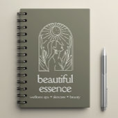 Vrouw verlaat Moon Arch SAGE Wellness Day Spa Notitieboek