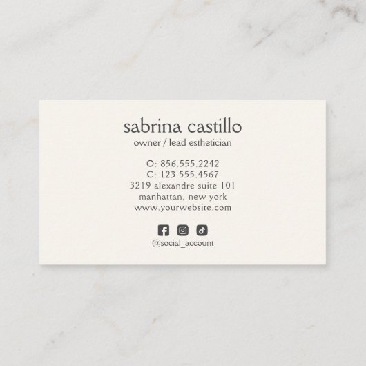 Vrouw verlaat Moon Arch SKINCARE Wellness Day Spa Visitekaartje (Achterkant)