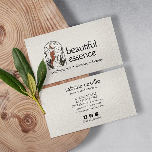 Vrouw verlaat Moon Arch SKINCARE Wellness Day Spa Visitekaartje