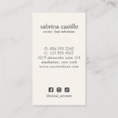 Vrouw verlaat Moon Arch SKINCARE Wellness Day Spa Visitekaartje (Achterkant)