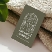 Vrouw verlaat Moon Arch Wellness Day Spa SAGE Visitekaartje