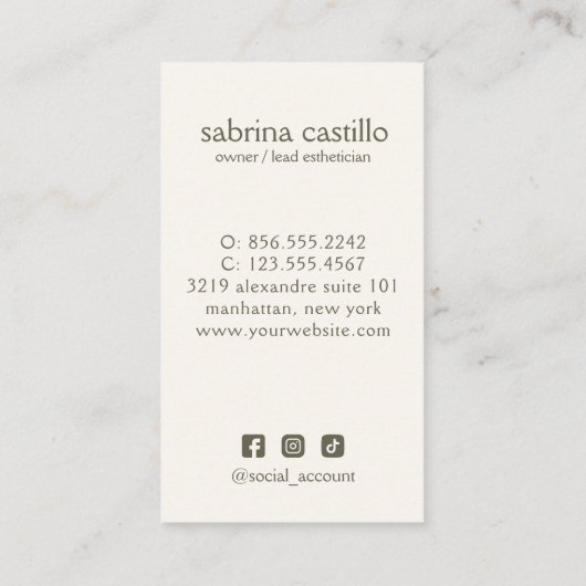 Vrouw verlaat Moon Arch Wellness Day Spa SAGE Visitekaartje (Achterkant)