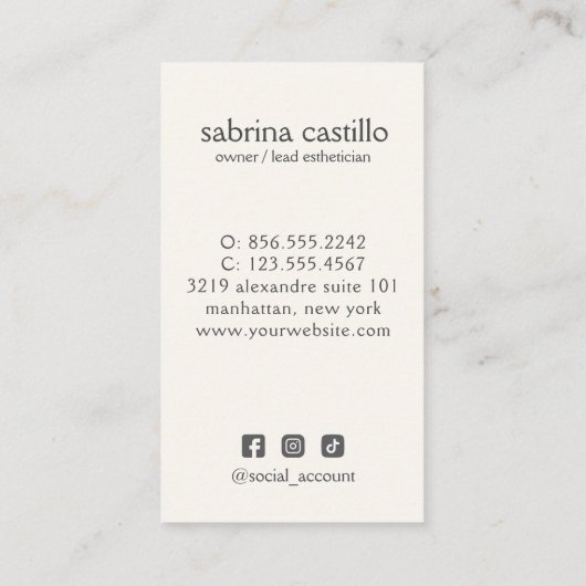 Vrouw verlaat Moon Arch Wellness Day Spa Terracott Visitekaartje (Achterkant)