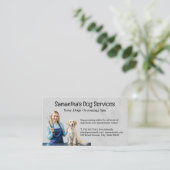 Vrouw verzorgt hond in salon  visitekaartje (Staand voorkant)