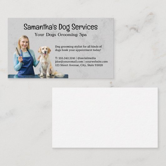 Vrouw verzorgt hond in salon visitekaartje (Voorkant / Achterkant)