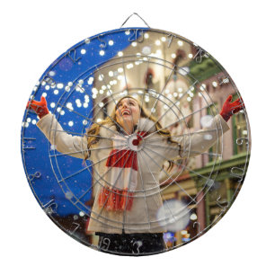 Vrouw viert Kerstmis met wapens in de lucht Dartbord