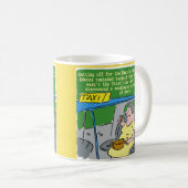 Vrouw vindt een misvormd stuk pasta koffiemok (Voorkant rechts)