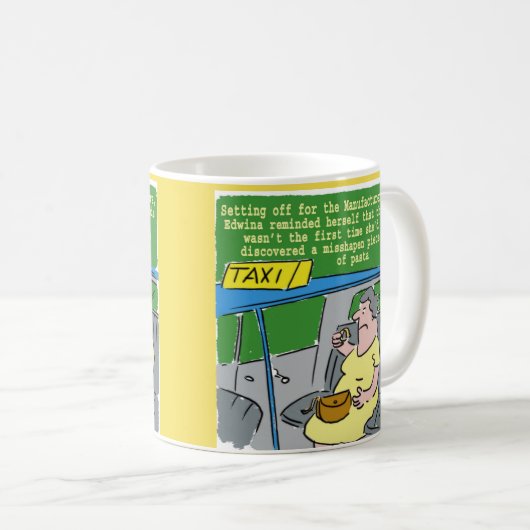 Vrouw vindt een misvormd stuk pasta koffiemok (Voorkant rechts)