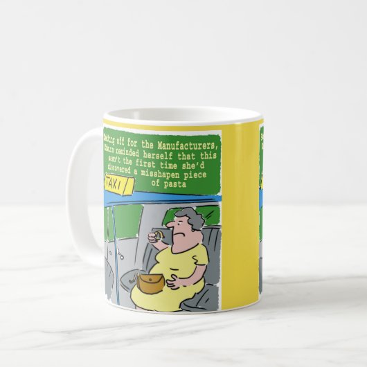Vrouw vindt een misvormd stuk pasta koffiemok (Voorkant links)