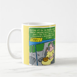 Vrouw vindt een misvormd stuk pasta koffiemok