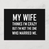 Vrouw vindt gek getrouwd grappig briefkaart (Voorkant)