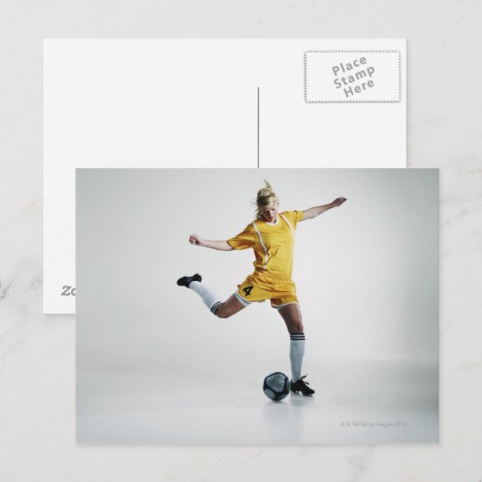 Vrouw voetballer klaar om het voetbal op te starte briefkaart (Voorkant / Achterkant)