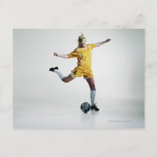 Vrouw voetballer klaar om het voetbal op te starte briefkaart
