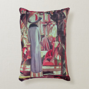 Vrouw voor een groot verlicht raam decoratief kussen