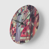 Vrouw voor een groot verlicht raam ronde klok (Hoek)