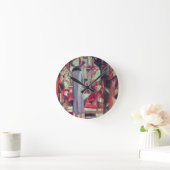 Vrouw voor een groot verlicht raam ronde klok (Huis)