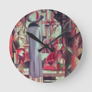 Vrouw voor een groot verlicht raam ronde klok