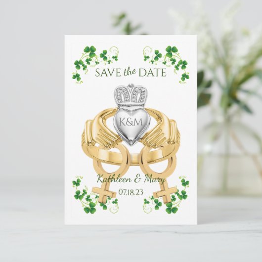 Vrouw Vrouw Irish Claddagh Ring and Shamrocks Save The Date (Staand voorkant)