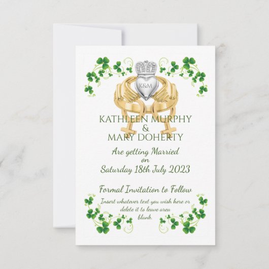 Vrouw Vrouw Irish Claddagh Ring and Shamrocks Save The Date (Achterkant)
