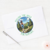 Vrouw Wandelen Een Natuur Proef Ronde Sticker (Envelop)