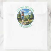 Vrouw Wandelen Een Natuur Proef Ronde Sticker (Tas)