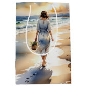 Vrouw Wandelen Het Strand Waterverf Medium Cadeauzakje (Voorkant)