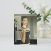 Vrouw werkt uit in een sportzaal 2 briefkaart (Staand voorkant)