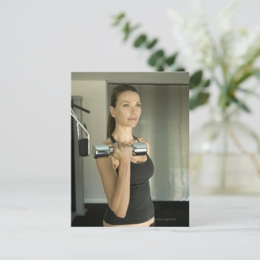 Vrouw werkt uit in een sportzaal 2 briefkaart (Staand voorkant)