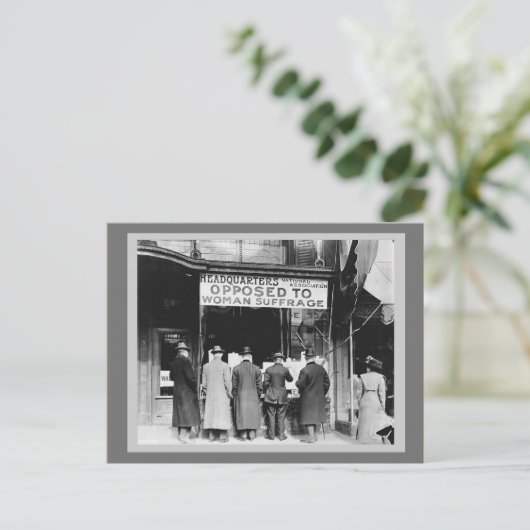 Vrouw - Zetel - Zetel - Verzet tegen Briefkaart (Staand voorkant)