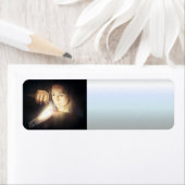 Vrouw ziet er in een gloeiend boek uit etiket (Insitu)