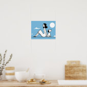 Vrouw zit met hond onder de maan poster (Keuken)
