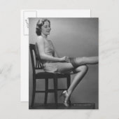 Vrouw zit op de stoel briefkaart (Voorkant / Achterkant)