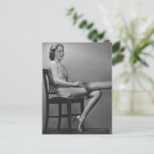 Vrouw zit op de stoel briefkaart (Staand voorkant)