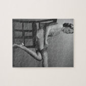 Vrouw zit op de stoel legpuzzel (Horizontaal)