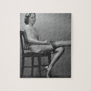 Vrouw zit op de stoel legpuzzel