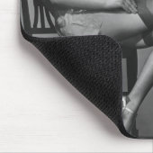 Vrouw zit op de stoel muismat (Hoek)