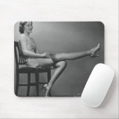 Vrouw zit op de stoel muismat (Met muis)
