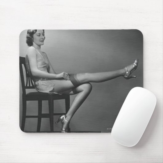 Vrouw zit op de stoel muismat (Met muis)