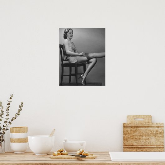 Vrouw zit op de stoel poster (Keuken)