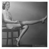 Vrouw zit op de stoel tegeltje (Voorkant)