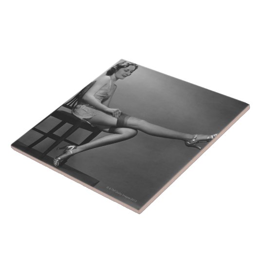 Vrouw zit op de stoel tegeltje (Zijkant)